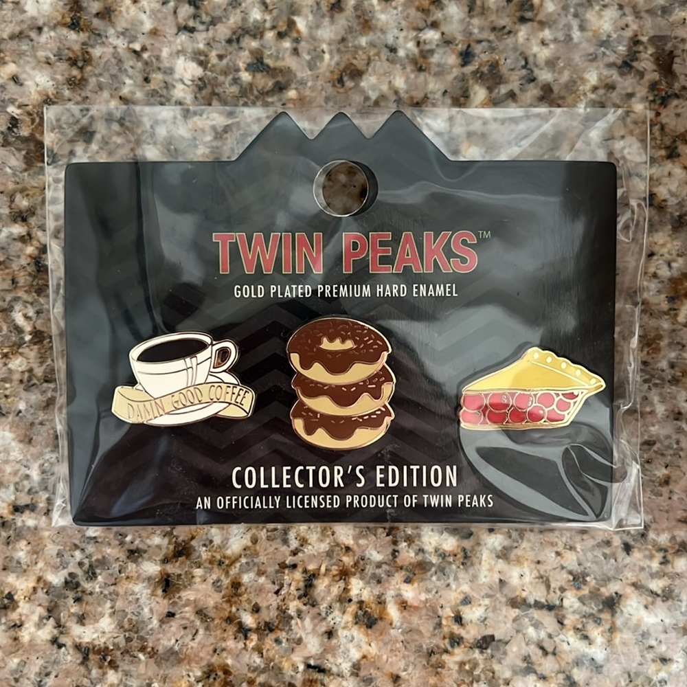 Twin Peaks Pin Set